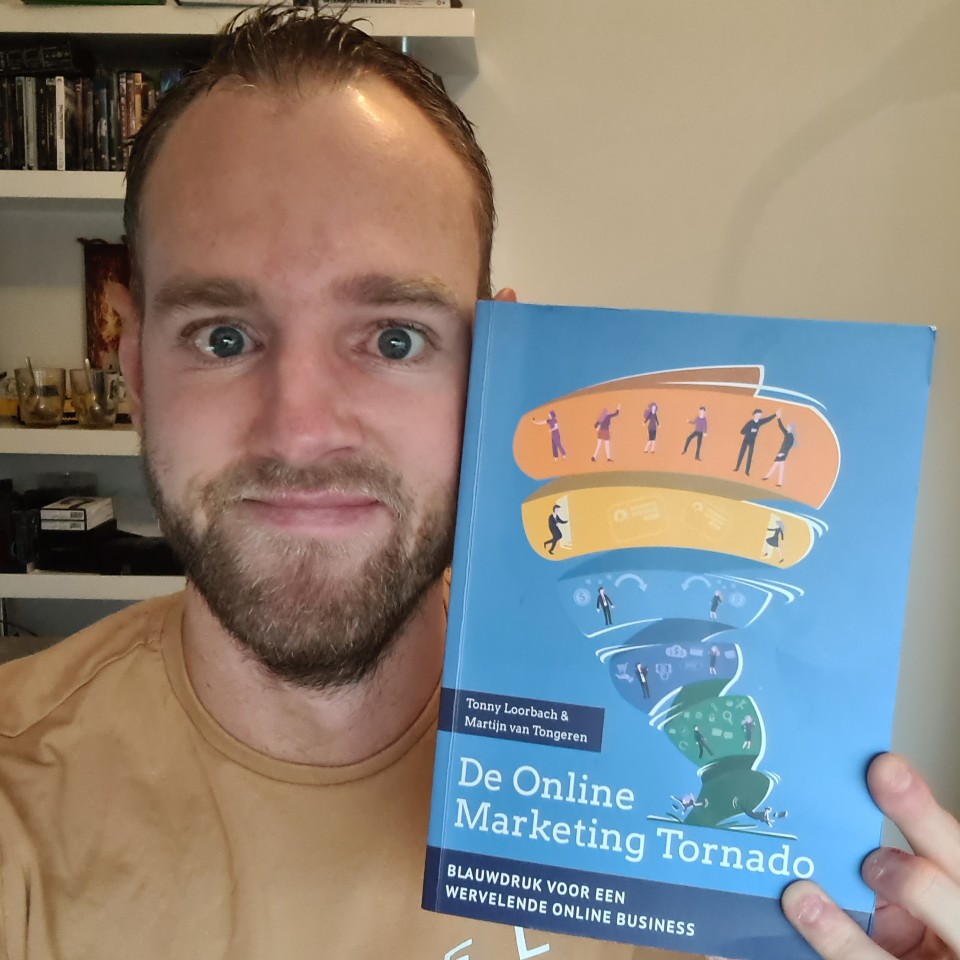 Op deze foto zie je het boek De Online Marketing Tornado van IMU