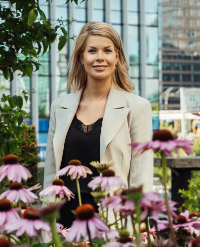 Op deze foto zie je Madelon Vos, oprichtster van de Crypto en Trading Academy