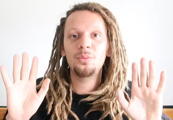 Op deze foto zie je Broer Rasta Senang, oprichter van de senang masterclass
