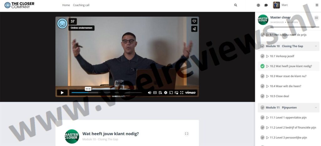 Op deze foto zie je Faris Ibrahim met zijn The CloserCompany Course