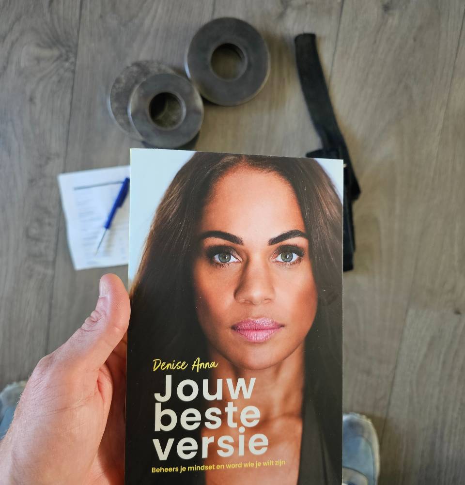 Op deze foto zie je de cover van het boek Jouw Beste versie van Denise Anna